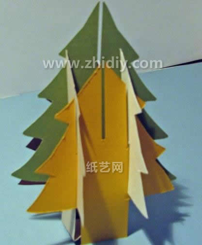 组合完成之后的样式使得整个圣诞树从远处看很有层叠感和立体感