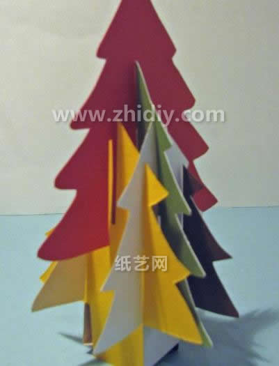 两个大的圣诞树都插到上面就意味着立体圣诞贺卡的制作需要进入高潮了