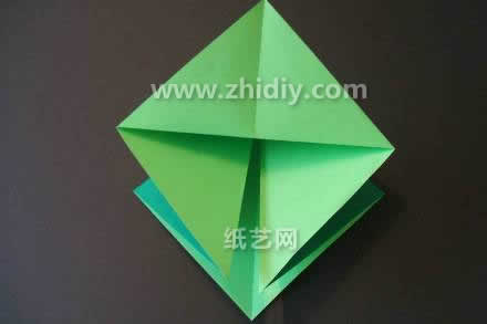 对这些折纸双四边形的其中不同的面进行折叠的操作