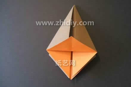 现在折叠出来的下部折纸模型构造就是我们所需要的折纸圣诞树结构