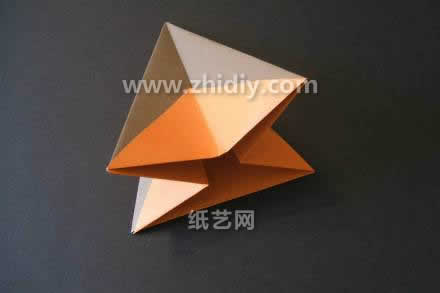 翻折和压折的继续折叠使得折纸模型看起来更加的完整