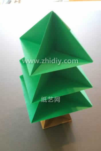 组合好了之后的折纸圣诞树在构型上已经满足我们的需要了