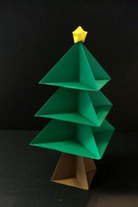 经过以上所有的折纸步骤漂亮的手工折纸圣诞树就制作完成了
