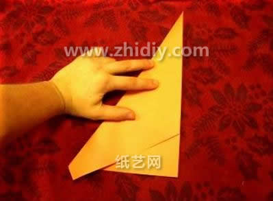基本的折叠方式实际上就和普通的折纸飞机还是比较像的