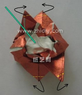 可以看到调整折纸玫瑰花瓣的角度可以让折纸玫瑰在构型上面更加的饱满和具有折纸玫瑰应该具有的立体感