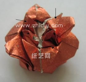 最后的整形主要做调整的是折纸玫瑰中间的部分，这对于孔氏折纸玫瑰而言至关重要