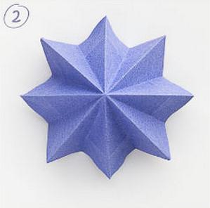 第二步折纸折叠出来的结构有点像折纸圣诞星