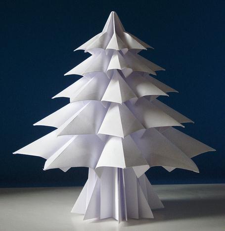 非常漂亮和真实的手工折纸圣诞树制作教程所制作出来的自制圣诞树
