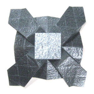 通过前面的镶嵌折痕形成的折叠将边缘向内进行压折，这样完成的折叠样式就会如图所示