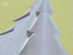 现在折叠出来的折纸圣诞树结构已经非常明显并且具有极好的效果了