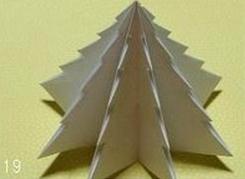 可以看到折纸圣诞树完全展开之后的折纸样式还是非常逼真和可爱的