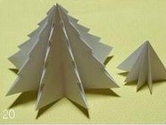 不但要有折纸圣诞树的树冠结构同时还要制作折纸圣诞树的树干结构