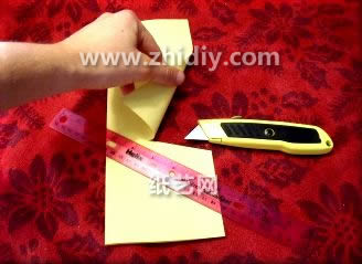 折纸飞机因为有了美工刀对于纸张的裁切在具体折叠制作起来的时候还是比较容易的