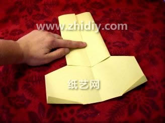 连续折叠的主要目的是为了让折纸飞机的纸张在结构上更加的具有立体感