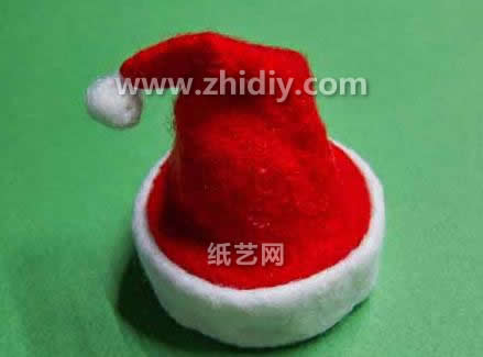 羊毛毡的小顶球状结构让这个羊毛毡的圣诞老人帽子看起来很立体