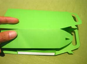 在折痕的基础上对这个元旦纸艺小礼袋进行塑形操作就容易许多了