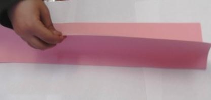长方形纸艺彩灯在制作的过程中需要进行这样一个独特的对折结构