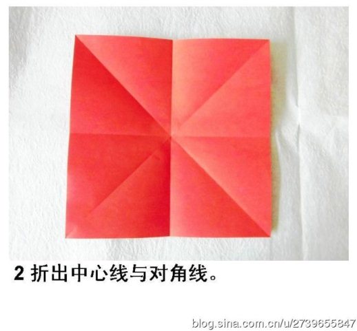 折纸蝴蝶在预折痕的制作方面看起来有些像是折纸玫瑰的制作