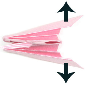 折纸千纸鹤翅膀的展开操作可以使得千纸鹤的翅膀展的更加逼真