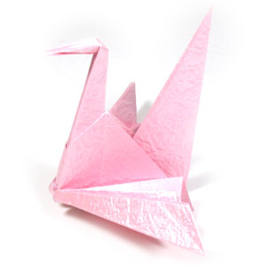 折纸千纸鹤的立体感通过将其尾部向后拉就会形成千纸鹤