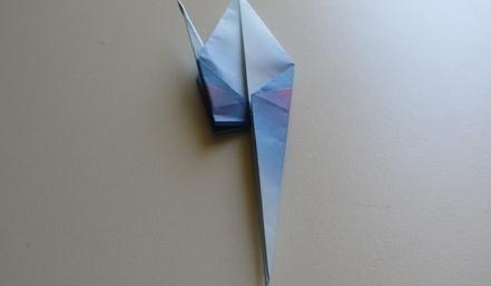 根据其折叠角度上面的变化这个折纸千纸鹤的头部结构开始折叠出现