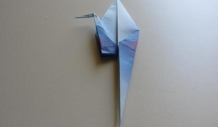 将折纸千纸鹤尾部的结构就可以改造成折纸丹顶鹤足部的结构