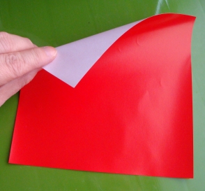 这个折纸圣诞老人的制作需要的材料就是最普通的手工折纸材料