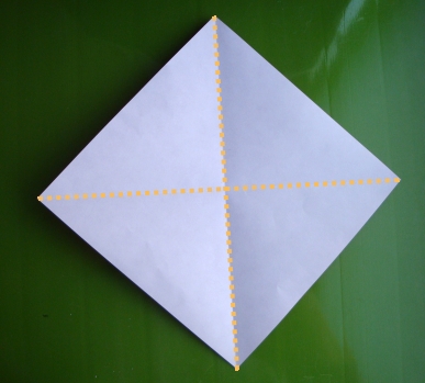 进行任何手工折纸前提都是先制作折痕，通过折痕才能够完成折纸的制作