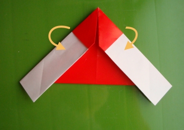 经过这一步的折叠可以感觉到手工折纸圣诞老人看起来更像是折纸的飞机