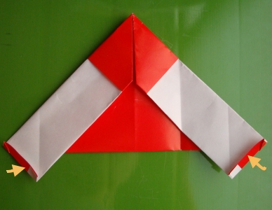 基本的折叠操作还会让这个手工折纸圣诞老人的模型变成折纸的风筝