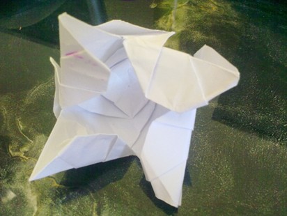 现在折叠出来的折纸模型样式已经非常接近于我们所熟悉的折纸玫瑰的样子了