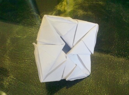 将折纸玫瑰的折纸底部进行一个最后的折叠使得其更加完整
