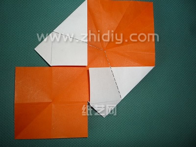 基本的折叠步骤一般都会在折纸图示中用折痕的方式指示和标记出来