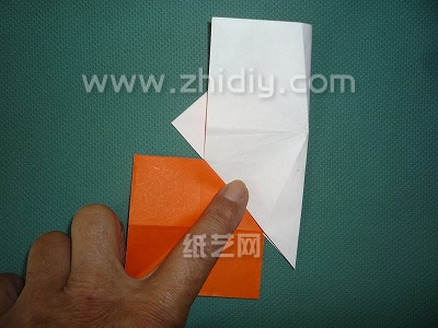 现在的折叠让折纸模型在下部出现一个类似于折纸方形的接哦股