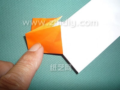 压折操作的目的是通过这样的压折制作出制作手工折纸千纸鹤所必须的折痕出来
