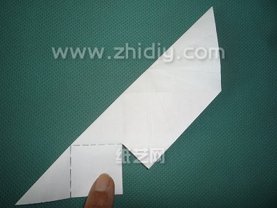 根据这样的折纸标记来进行对折操作使得手工折纸千纸鹤在外形上面自动呈现出来