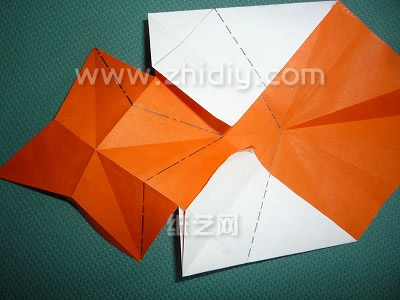 将折纸模型进行展开化处理之后得到的折痕对于后面折纸千纸鹤的制作都是很重要的