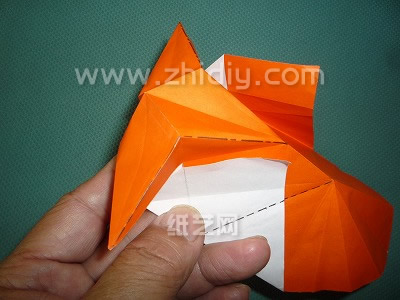 简单的折痕在这个手工折纸千纸鹤的制作过程中变得稍微具有了一些挑战性