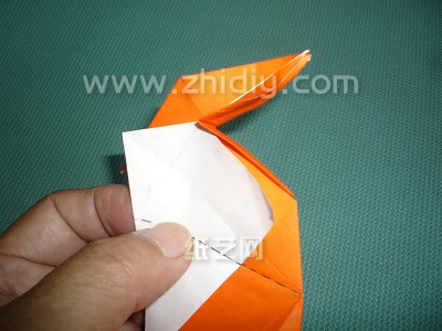 根据折痕来进行手工折纸千纸鹤的折叠从而使得千纸鹤造型准确