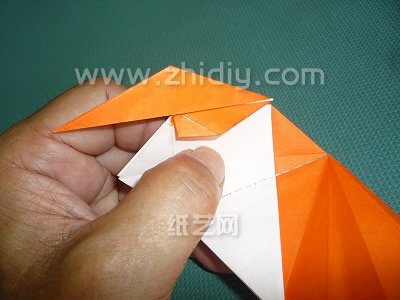 现在的折叠过程是制作出来一个手工折纸千纸鹤的头部造型