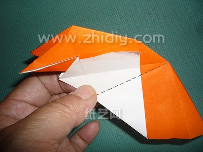 现在是一个压折的操作，在手工折纸千纸鹤的折叠方法中这种压压折还是非常常见的