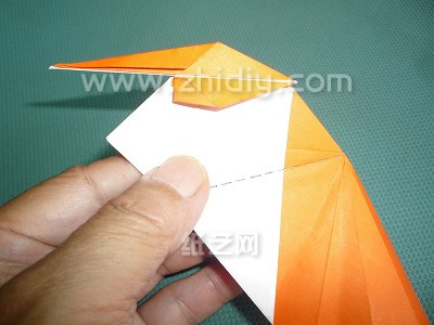 通过翻折的方式使得这个手工折纸的千纸鹤更加的漂亮和准确