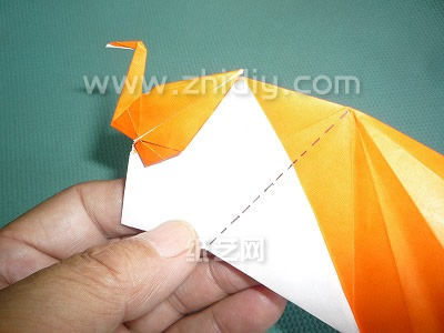 经过了一段时间的折叠我们已经获得了我们希望看到的手工折纸千纸鹤样式