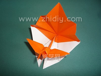非常漂亮的手工折纸火焰千纸鹤就通过这个火焰千纸鹤的折叠方法完成制作了