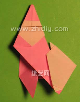 将折纸模型下部进行向上翻折可以让折纸圣诞老人的身体部分更有立体感