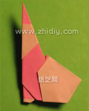 折纸圣诞老人虽然在外型上折叠完毕了但是还是需要细节整形来突出效果