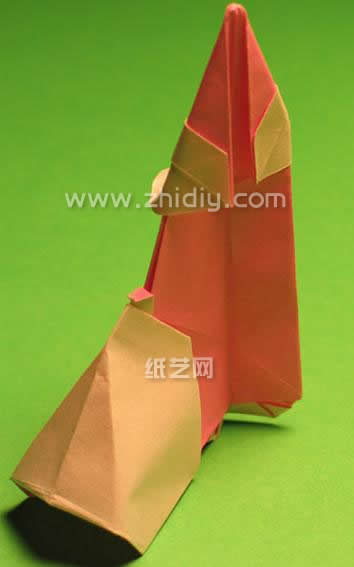这样看来手工折纸圣诞老人的模型已经基本上制作完成了