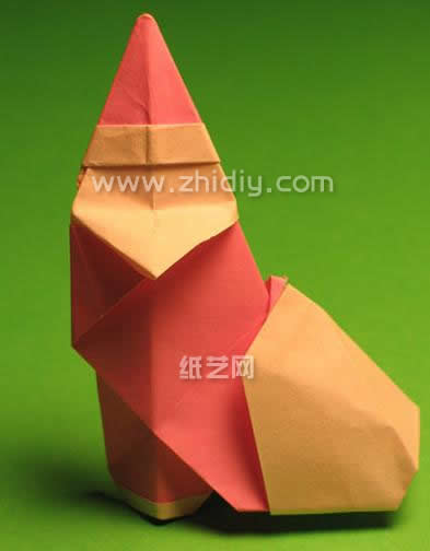 现在制作出来的手工折纸圣诞老人在结构上面已经充分的立体化