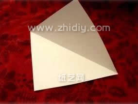 方形的纸张是进行折纸大全图解制作的一个关键性纸艺材料