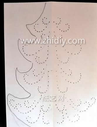 使用模板的方法来制作立体纸绣圣诞树更加的准确